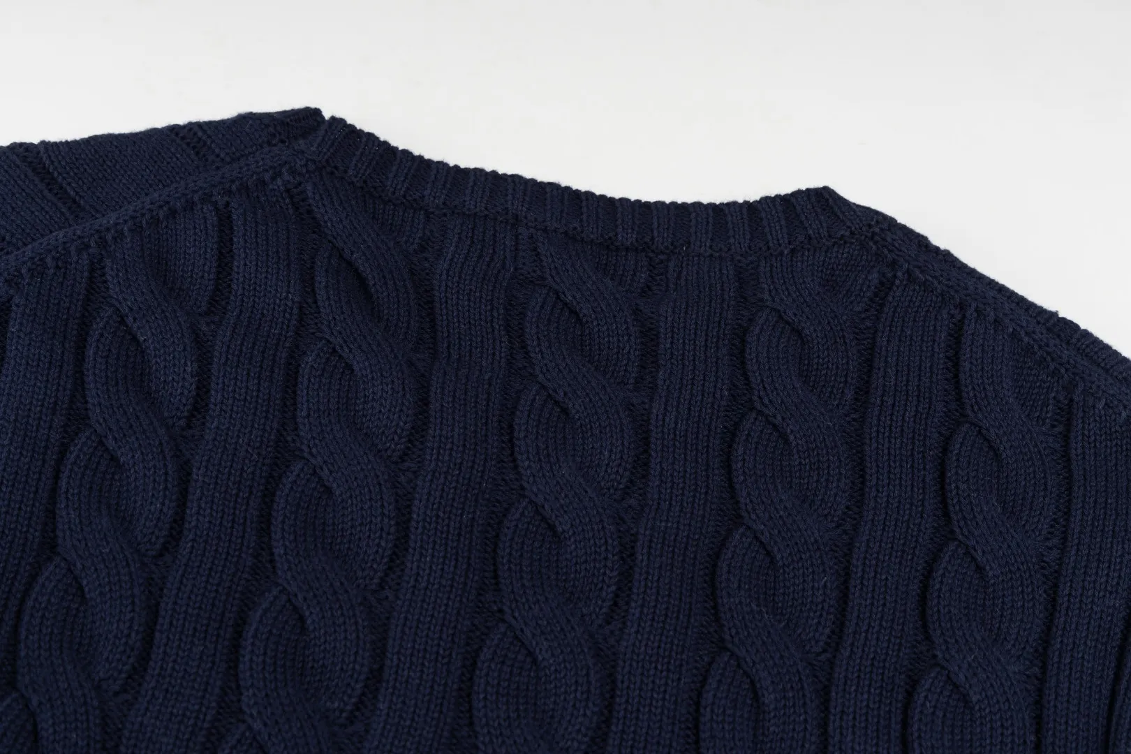 P220 #R91 RALPH LAUREN Ralph Lauren fourteen colors classic small label embroidery round neck pullover cable cardigan sweater men's top, high-density LOGO embroidery on the chest, original customization of tag accessories. Made of pure cotton yarn, pure cotton is skin-friendly and comfortable, small label war horse embroidered twist button round neck sweater 🐎 high quality, follow the blogger to learn how to wear it! Let’s buy a Ralph Lauren cable sweater. It’s a super hard-to-find series after it became popular. It’s hard to find one on the official website. It’s simple and practical to wear, with a lazy and loose feel. The thickened fabric has more texture, feels soft and delicate, and has a loose fit. Whether worn alone or layered, you can wear different styles of fashion with just one piece!   Size：XS S M L Sleeve length: 59/60/61/62/63